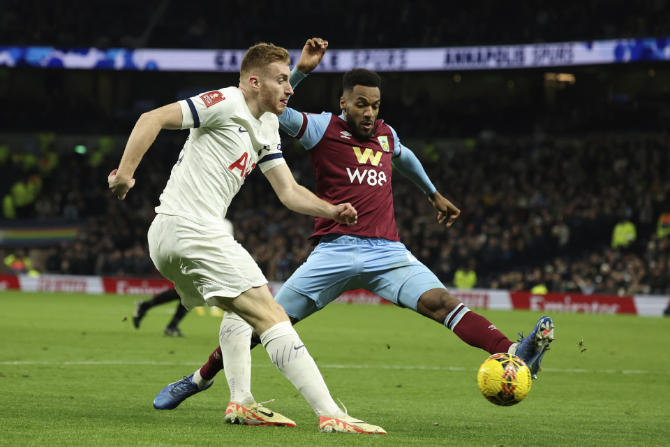 九游线上官网 -葡萄牙体育训练开放日，冲刺阶段远射贴柱引欢呼，足总杯在即，赛季目标并未改变的简单介绍