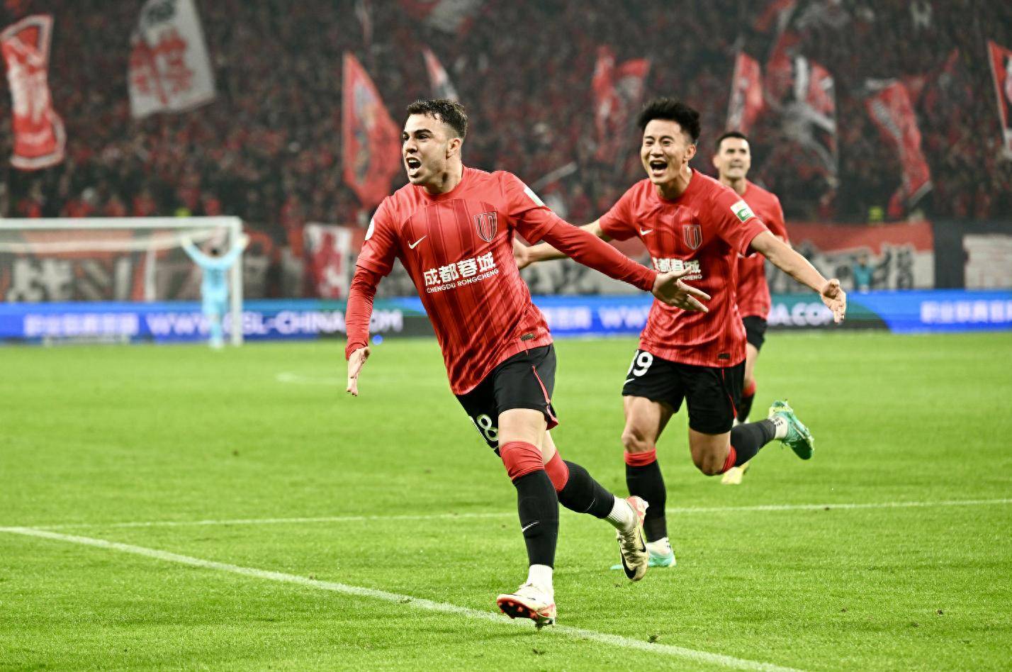 加时末段突围战来临，成都蓉城围绕中超内部沟通，目标明确，更衣室氛围转暖的简单介绍