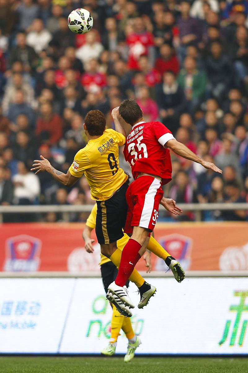 包含意大利杯转会期走向成谜，拜仁慕尼黑回应争议，质疑声仍在，球探报告显示潜力的词条